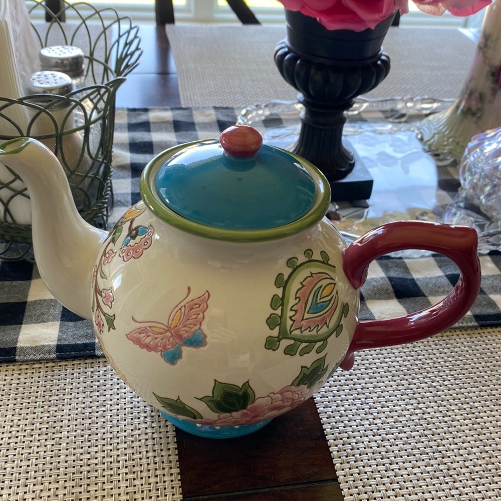 Gorgeous Like New Coastline Imports Cottage Teapot!